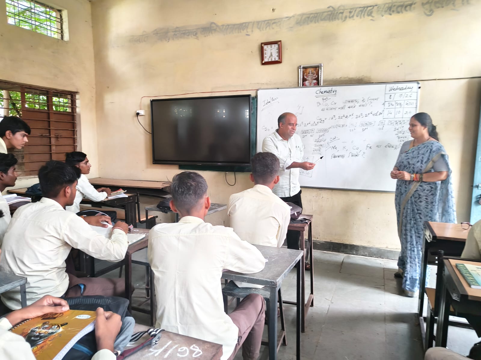 कलेक्टर ने उत्कृष्ट स्कूल और वन वाटिका में रोपे पौधे,बच्चों को सिखाया सफलता का मंत्र ।